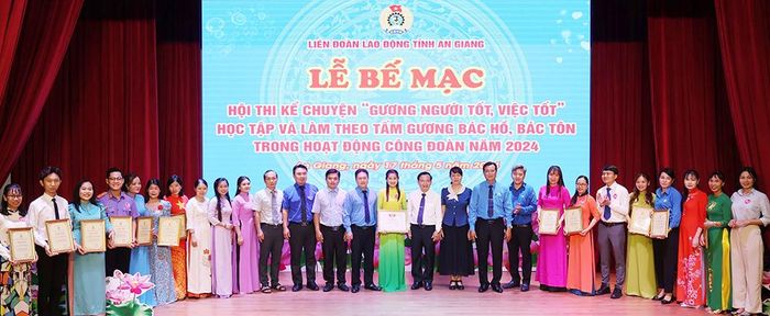Trao giải cho các thí sinh đạt thành tích xuất sắc tại hội thi