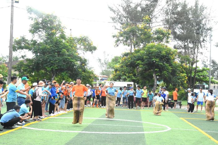 Các trận thi đấu nhảy bao bố tiếp sức diễn ra sôi nổi, gay cấn và hết sức vui tươi - Ảnh: ĐV