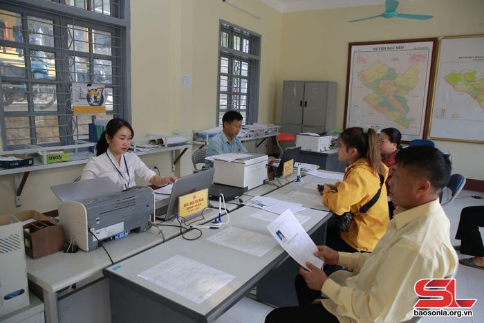 Giải quyết TTHC cho công dân tại UBND xã Chim Vàn, huyện Bắc Yên.