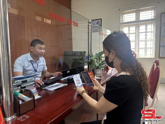 Công dân phường Quyết Thắng, thành phố Sơn La quét mã QR đánh giá chất lượng phục vụ tại UBND phường.