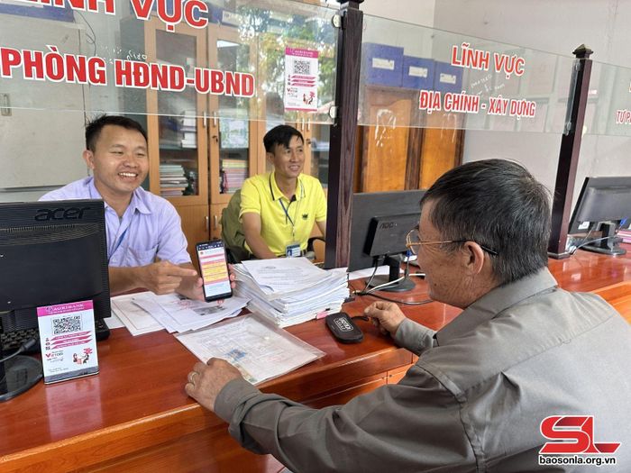 Công chức xã Phiêng Khoài, huyện Yên Châu hướng dẫn nhân dân sử dụng dịch vụ công trực tuyến. 