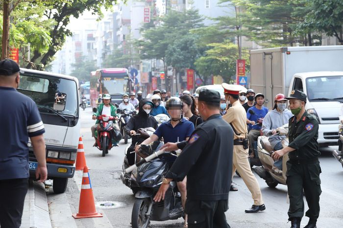 Không khó để bắt gặp các trường hợp vi phạm luật ATGT vào các khung giờ cao điểm như thế này.