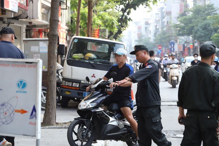 5 tổ công tác đặc biệt của CATP Hà Nội không chỉ xử lý nghiêm các hành vi vi hạm ATGT, nhiều trường hợp vi phạm hình sự như tàng trữ ma túy, đem theo hung khí tham gia giao thông cũng đã được kịp thời phát hiện, bàn giao cho các đơn vị chuyên môn xử lý.