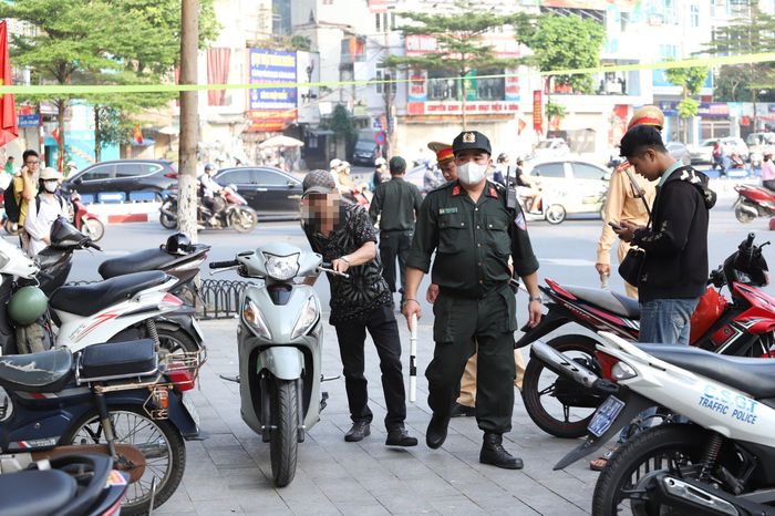 Ghi nhận tại các tuyến đường nội thành của thủ đô, sau một tuần đưa vào hoạt động 5 tổ công tác đặc biệt của CSGT TP. Hà Nội, các vi phạm giao thông đã giảm, ý thức của người dân được nâng cao rõ rệt