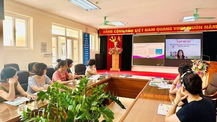 Giáo viên quận Ba Đình (Hà Nội) tập huấn sách giáo khoa mới. Ảnh: Minh Phong.