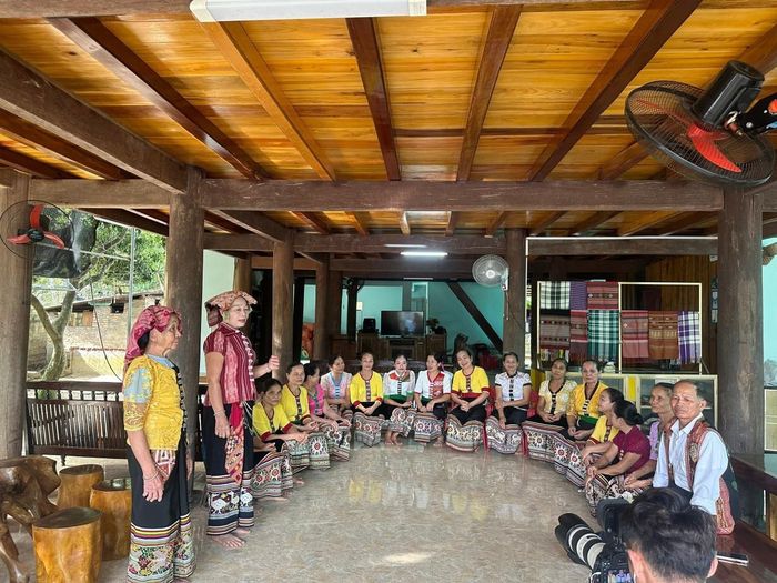 Truyền dạy hát lăm, hát nhuôn, múa lăm vông, nhảy sạp... cho người dân địa phương. Ảnh: Thu Hương