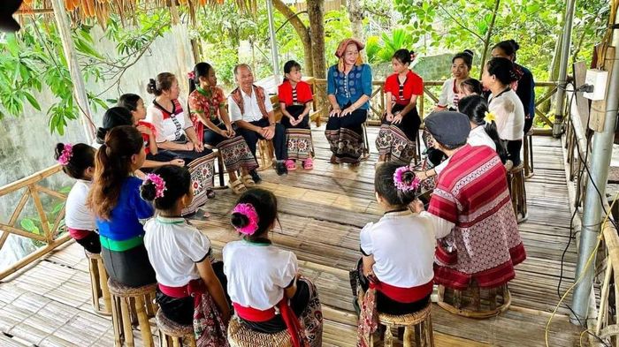 Bà Xanh đang truyền dạy làn điệu dân ca dân tộc Thái với các ông bà, các em học sinh, để bảo tồn và phát huy văn hóa dân tộc Thái. Ảnh: Thu Hương