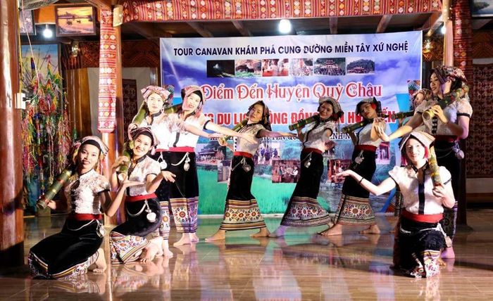 Tiết mục văn nghệ của xã Châu Tiến chuẩn bị tham gia Chương trình "Sắc Xuân miền Tây".