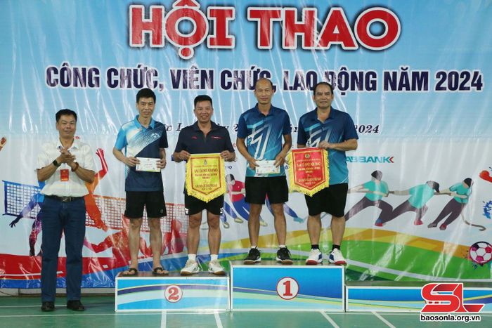 Ban tổ chức trao giải nhất, nhì nội dung thi đấu cầu lông đôi nam 46 tuổi trở lên.
