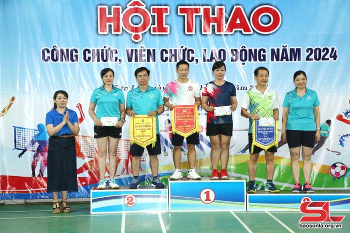 Ban tổ chức trao giải nhất, nhì, ba nội dung thi đấu cầu lông đôi nam nữ 46 tuổi trở lên.