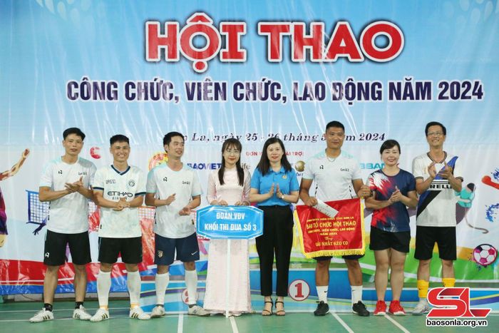 Ban tổ chức trao giải nhất nội dung thi đấu kéo co cho Khối thi đua số 3.