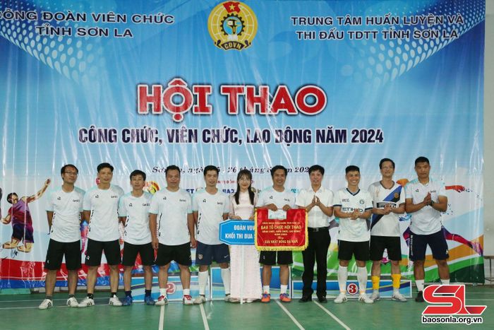 Ban tổ chức trao giải nhất nội dung thi đấu bóng đá cho Khối thi đua số 3.