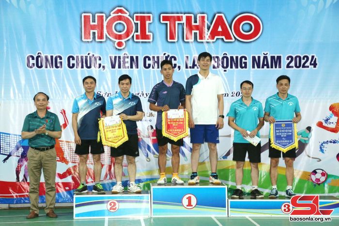 Ban tổ chức trao giải nhất, nhì, ba nội dung thi đấu cầu lông đôi nam 36-45.