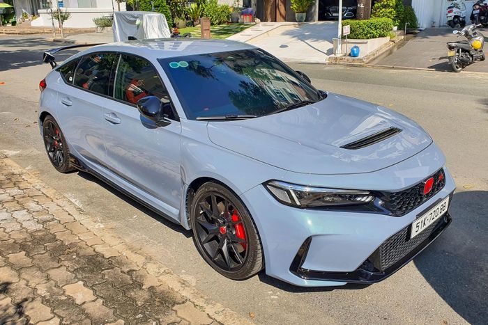 Tại Việt Nam, Honda Civic Type R thế hệ mới được phân phối chính hãng với mức giá 2,399 tỷ đồng. Doanh nhân Nguyễn Quốc Cường cũng sở hữu trong bộ sưu tập một chiếc với màu sơn xám Sonic Gray Pearl.