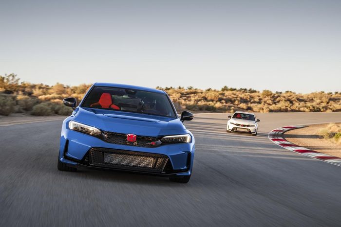 Chưa rõ John Cena có tiếp tục lựa chọn màu sơn xanh Boost Blue trên chiếc xe mới hay không. Civic Type R thế hệ mới được ra mắt với 5 lựa chọn: trắng Championship White, đỏ Rallye Red, xanh Boost Blue, đen Crystal Black Pearl và xám Sonic Grey Pearl.