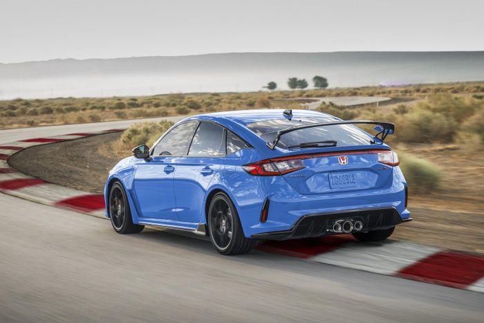 Với phiên bản tại thị trường Bắc Mỹ, Honda Civic Type R sử dụng động cơ I4 turbo 2.0L mạnh 320 mã lực, thấp hơn 10 mã lực so với phiên bản Nhật Bản.