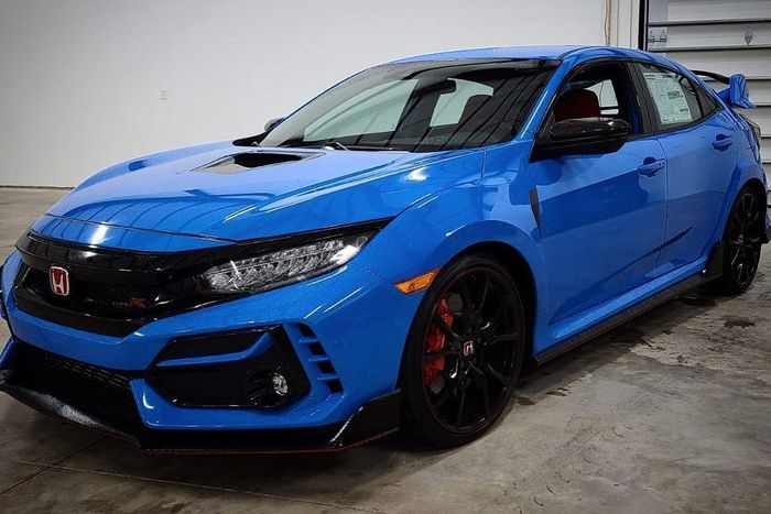 Tuy nhiên, chiếc xe được John Cena tin dùng hàng ngày chính là Honda Civic Type R đời 2021 mang mã FK8. Chiếc xe mang màu xanh Boost Blue và thường được anh chia sẻ trên trang cá nhân.