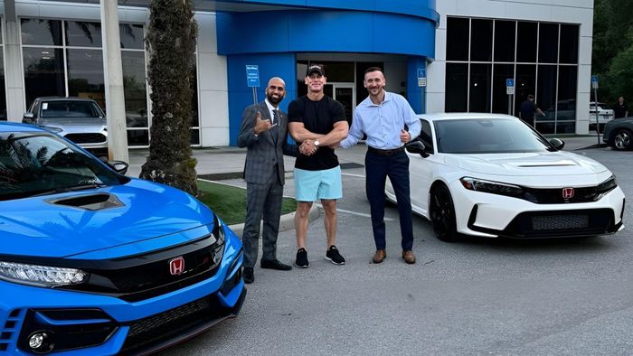 Mới đây, đô vật người Mỹ này vừa chia sẻ việc nâng cấp lên mẫu Honda Civic Type R thế hệ mới mang mã FL5 và sẽ bán chiếc Civic Type R cũ của mình.