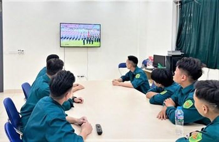 Tiểu đội Dân quân thường trực phường Đội Cấn duy trì nghiêm chế độ đọc báo, nghe tin. Ảnh: ĐÀO ĐỨC