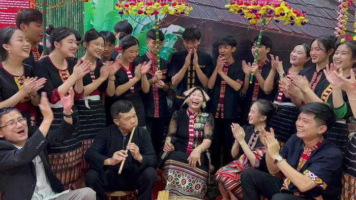  Thầy Trần Đình Huy (hàng đầu bên phải) cùng các thành viên Câu lạc bộ Nghệ thuật dân tộc Trường THPT Dân tộc nội trú tỉnh giao lưu, học hỏi với các nghệ nhân trong Chương trình “Thanh âm núi rừng” năm 2023. Ảnh tư liệu: Đoàn Trường THPT Dân tộc nội trú Nghệ An 