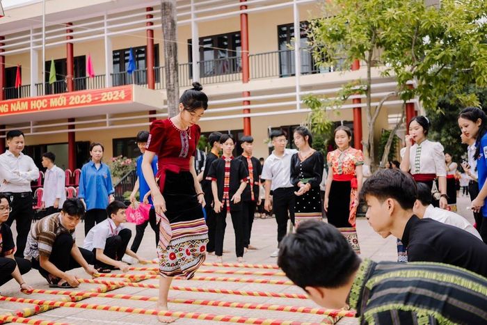  Những em học sinh dù tuổi còn trẻ nhưng đã ý thức rất cao trong việc bảo tồn, phát huy giá trị văn hóa truyền thống của dân tộc mình. Ảnh tư liệu: Thanh Quỳnh 