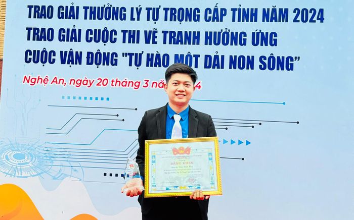  Thầy Trần Đình Huy (SN 1993) đã đạt rất nhiều giải thưởng về công tác Đoàn và là người thành lập CLB Nghệ thuật dân tộc của Trường THPT Dân tộc nội trú Nghệ An. Ảnh: Thanh Quỳnh 