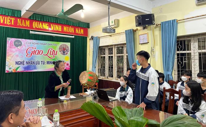  Dưới sự kết nối của nhà trường và thầy Trần Đình Huy, các nghệ nhân ưu tú đã luôn đồng hành với câu lạc bộ trong thời gian qua. Ảnh: Đoàn Trường THPT Dân tộc nội trú Nghệ An 