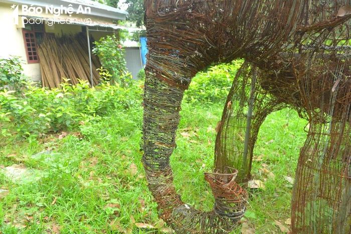  Cặp voi sắt này được kết từ bẫy thú rất tỉ mỉ. Ảnh: Văn Trường 
