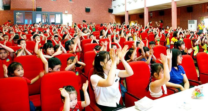 Chương trình chiếu phim thu hút đông đảo các em thiếu nhi tới xem và tham gia chơi trò chơi.