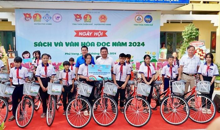 Tỉnh đoàn phối hợp trao tặng xe đạp cho học sinh có hoàn cảnh khó khăn tại huyện Phú Vang 