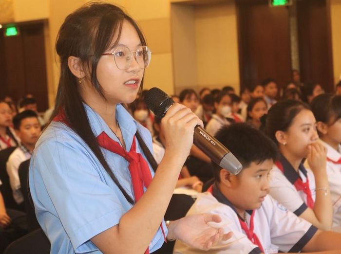  Các em thiếu nhi trực tiếp trao đổi các ý kiến, kiến nghị với lãnh đạo tỉnh