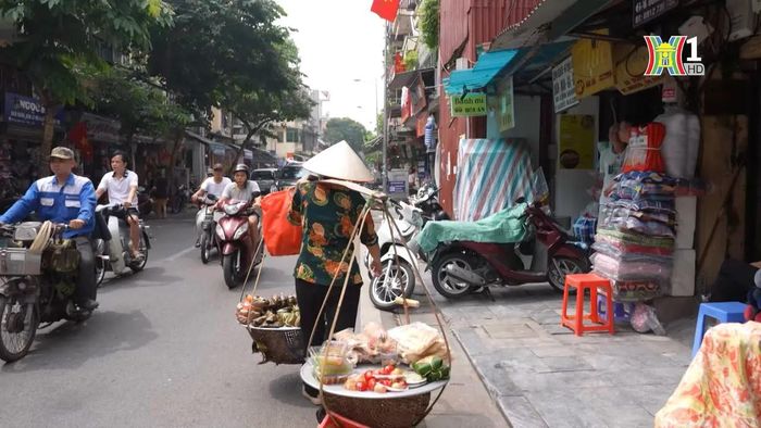 Những người phụ nữ tảo tần trên phố.