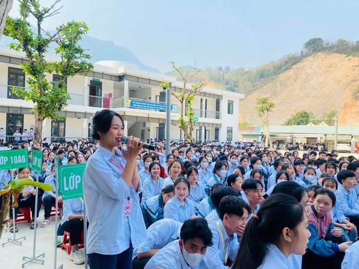 Các em học sinh sôi nổi đặt ra các câu hỏi liên quan đến vụ án trong "phiên tòa giả định" tổ chức tại trường học.