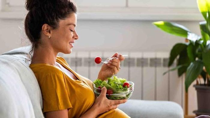 Bà mẹ sau sinh nên ăn nhiều rau quả, trái cây và uống đủ lượng nước cần thiết.