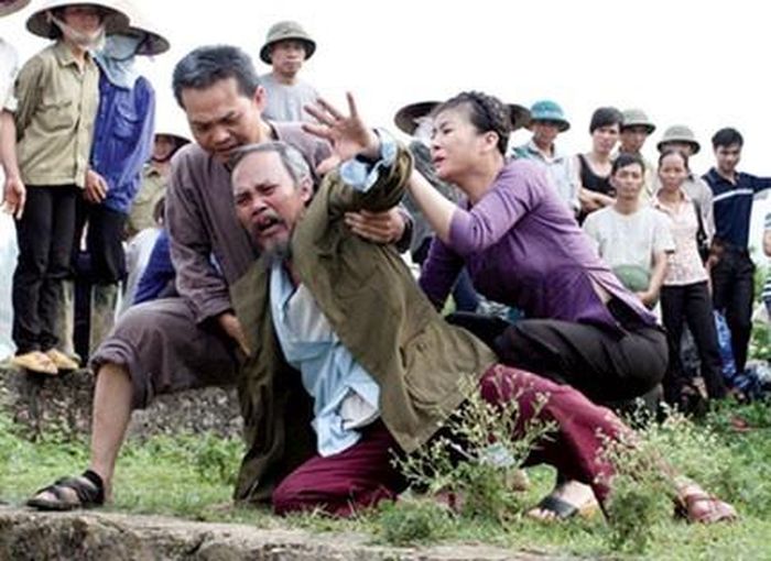 Cảnh trong phim “Ma làng”
