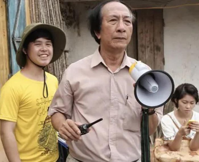 Đạo diễn NSND Nguyễn Hữu Phần (cầm loa) trên trường quay