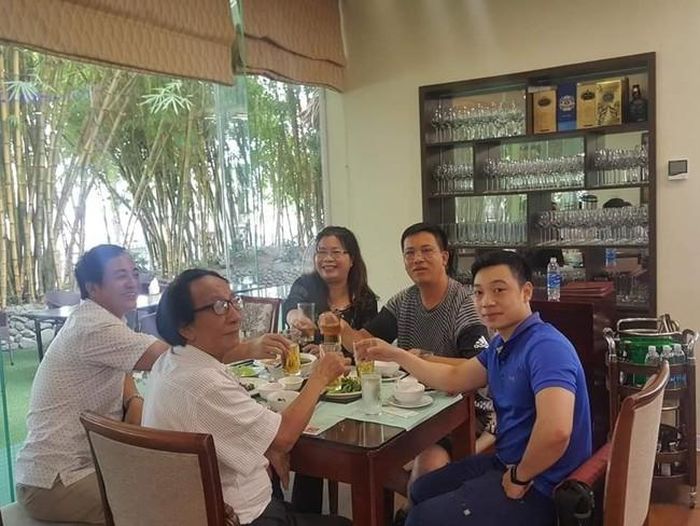 NSND Nguyễn Hữu Phần (áo trắng, đeo kính) với bạn bè