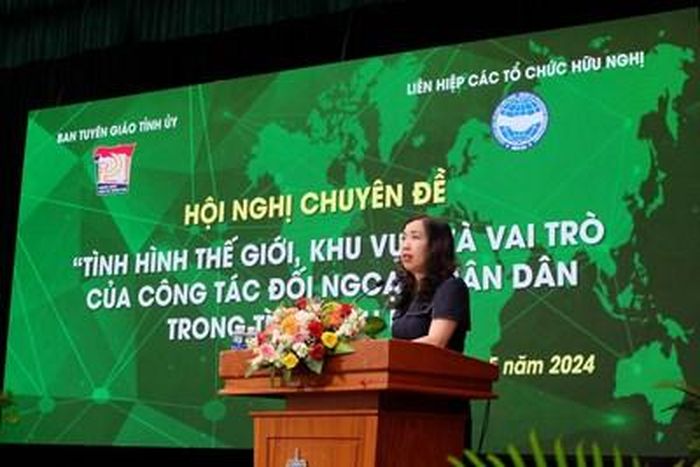 Thứ trưởng Lê Thị Thu Hằng trình bày báo cáo tại Hội nghị “Tình hình thế giới, khu vực và chủ trương của Đảng về công tác đối ngoại nhân dân, thông tin đối ngoại trong tình hình mới”. Ảnh: MAI NGÔ