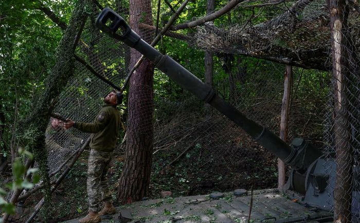 Binh sĩ Ukraine đặt lưới thép lên pháo tự hành 2S1 Gvozdika để bảo vệ nó khỏi máy bay không người lái của Nga tại vị trí tiền tuyến ở vùng Kharkov hôm 16/5.
