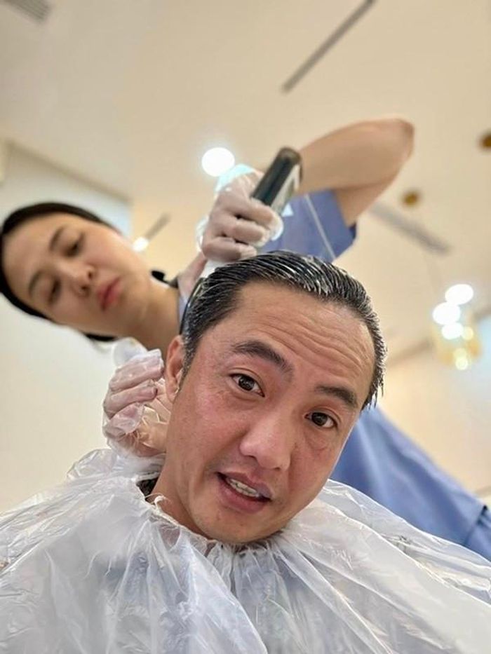 Đàm Thu Trang cũng khéo chăm sóc chồng.
