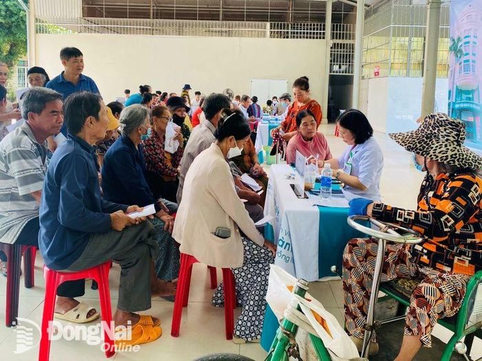 Bác sĩ Bệnh viện Hoàn Mỹ ITO Đồng Nai khám bệnh cho người dân có hoàn cảnh khó khăn ở xã La Ngà. Ảnh: M.H
