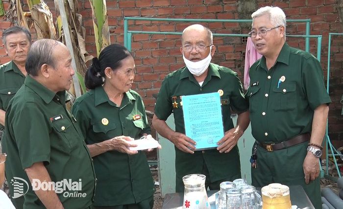 Hội Cựu chiến binh thành phố Biên Hòa trao quỹ xây dựng nhà nghĩa tình đồng đội cho hội viên. Ảnh: Thùy Anh