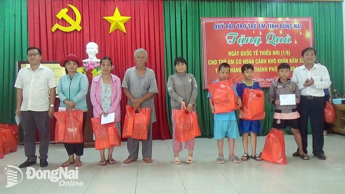 Ban tổ chức trao quà cho các em và phụ huynh, người thân của trẻ. Ảnh: H.Lan