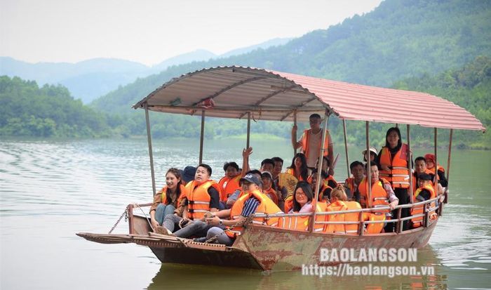 Nằm trong hành trình trải nghiệm những đồi chè đẹp, du khách còn được tham quan, ngắm cảnh đẹp hùng vĩ của những nương chè, vườn vải, đồi thông bát ngát thông qua chuyến tham quan gần 1 giờ đồng hồ tại khu vực hồ Pác Làng, thị trấn Nông Trường Thái Bình. 