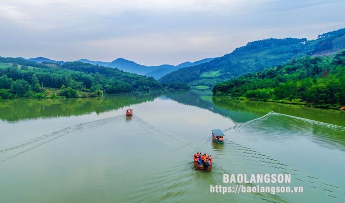 Hồ Pác Làng cách trung tâm huyện khoảng 20 km, với diện tích mặt hồ khoảng 15 ha. Với khung cảnh nên thơ, khu vực lòng hồ được rất nhiều du khách trong và ngoài tỉnh lựa chọn tham quan, trải nghiệm. 