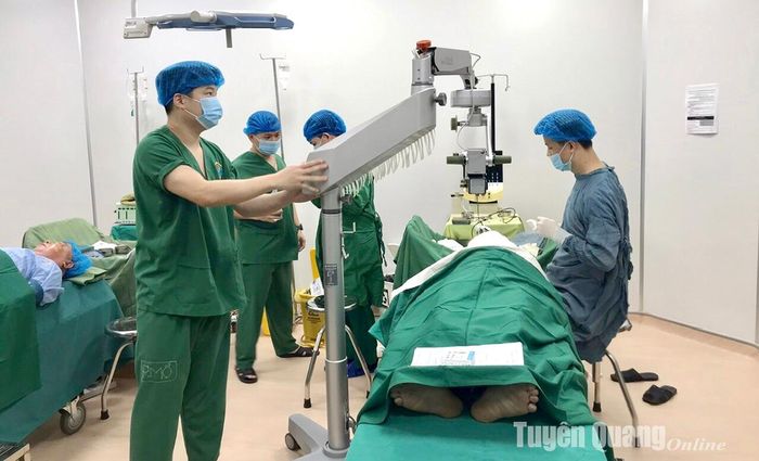 Các y bác sỹ Bệnh viện Đa khoa Phương Bắc và Bệnh viện Mắt Hà Đông - Hà Nội mổ mắt miễn phí cho bệnh nhân người cao tuổi trên địa bàn tỉnh.