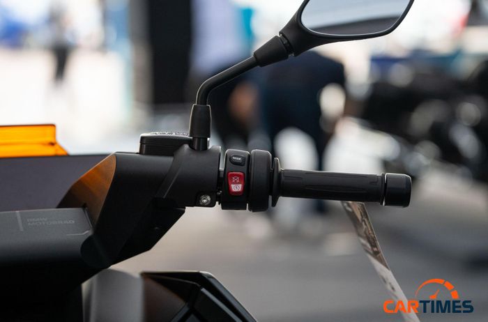 Cụm tay lái bên phải nơi đặt các nút như tắt bật động cơ và chế độ