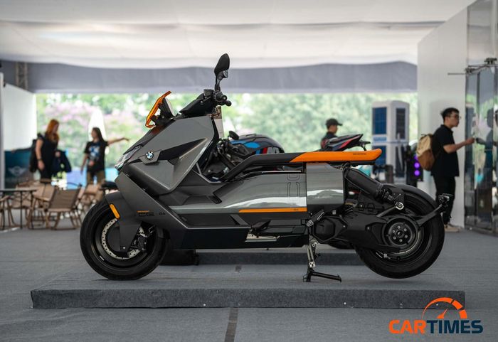 BMW CE 04 sở hữu kích thước dài x rộng x cao lần lượt là 2.285 mm x 885 mm x 1.150mm