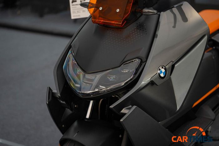 Hệ thống đèn chiếu sáng trước của BMW CE 04 trang bị dạng Full LED