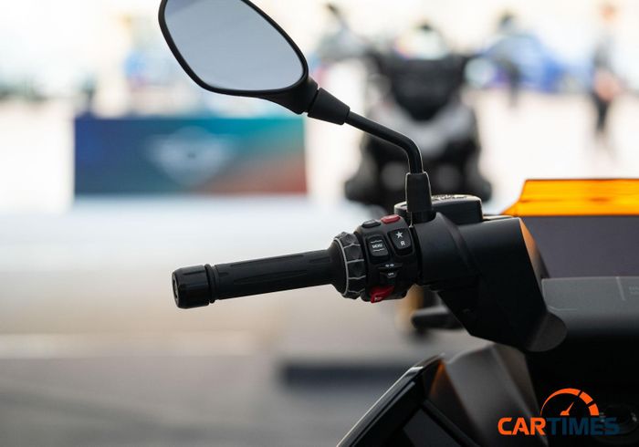Cụm tay lái bên trái của xe máy điện BMW CE 04 được đặt nhiều nút chức năng, giúp người lái dễ dàng tùy chọn khi di chuyển trên đường